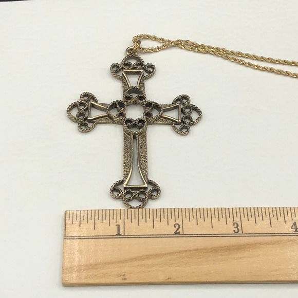 Sarah Coventry Victorian Cross Pendant Necklace 1973 Limited Edition Vintage - Picture 8 of 9